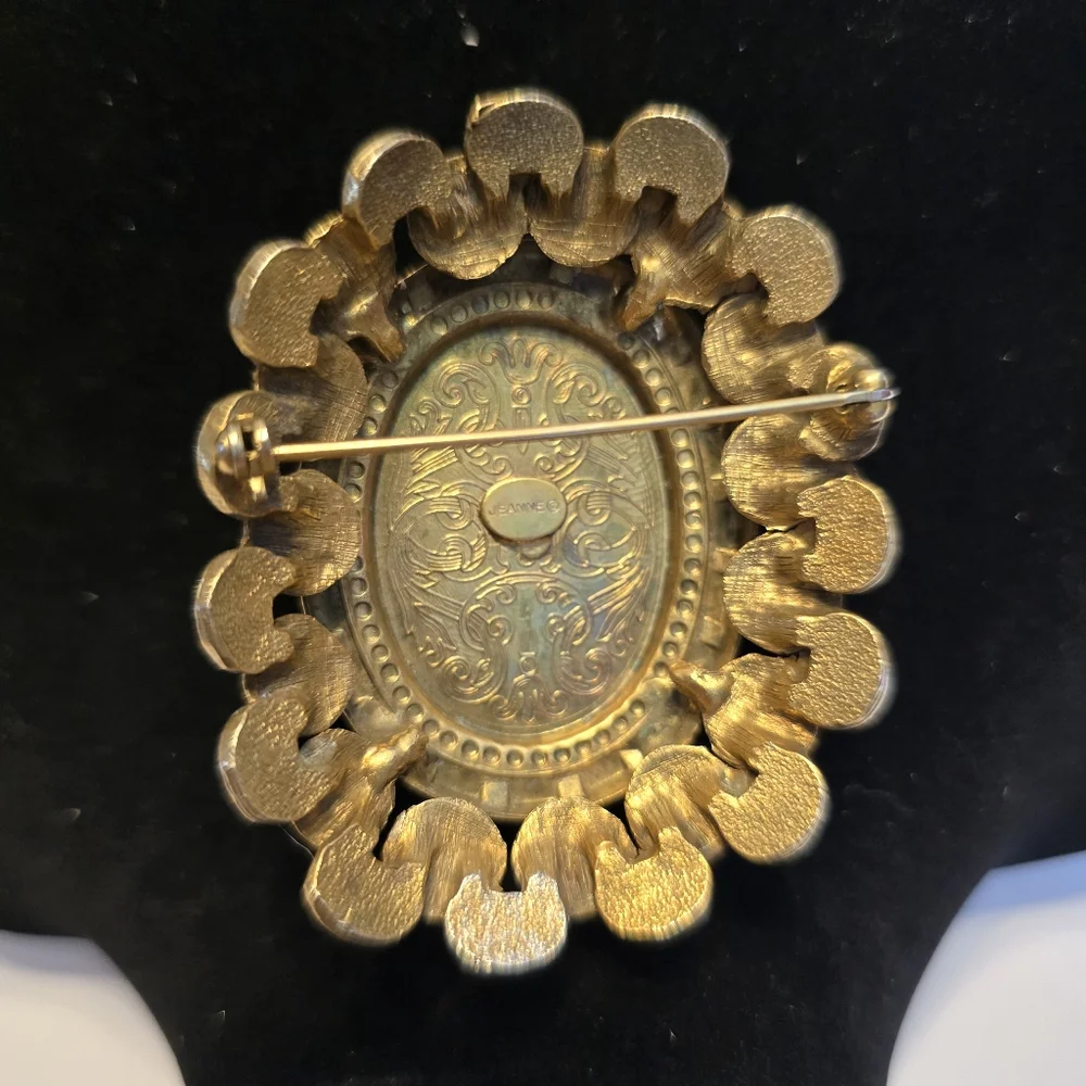 N/A elegant gold